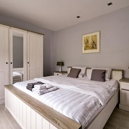 Claire Fontaine Apartamento