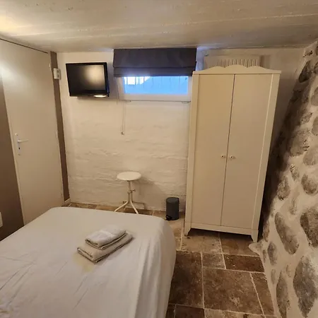 Claire Fontaine Appartement